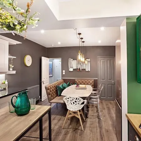 Stunning 4bed Townhouse By Hic & Trendy Kings Quarter! Дом отдыха